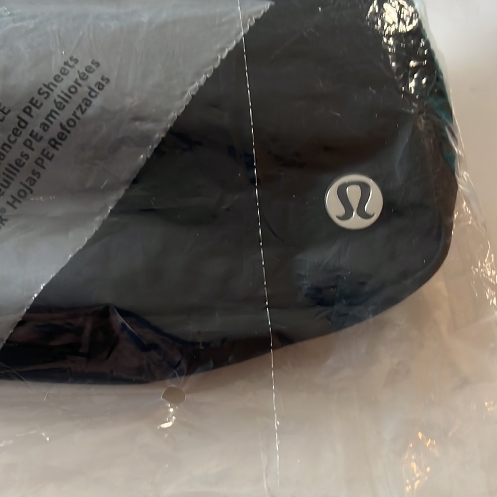 LULULEMON Large Everywhere Bag Black Pack Belt Bag- NEW WITH TAGS! - Picture 3 of 6